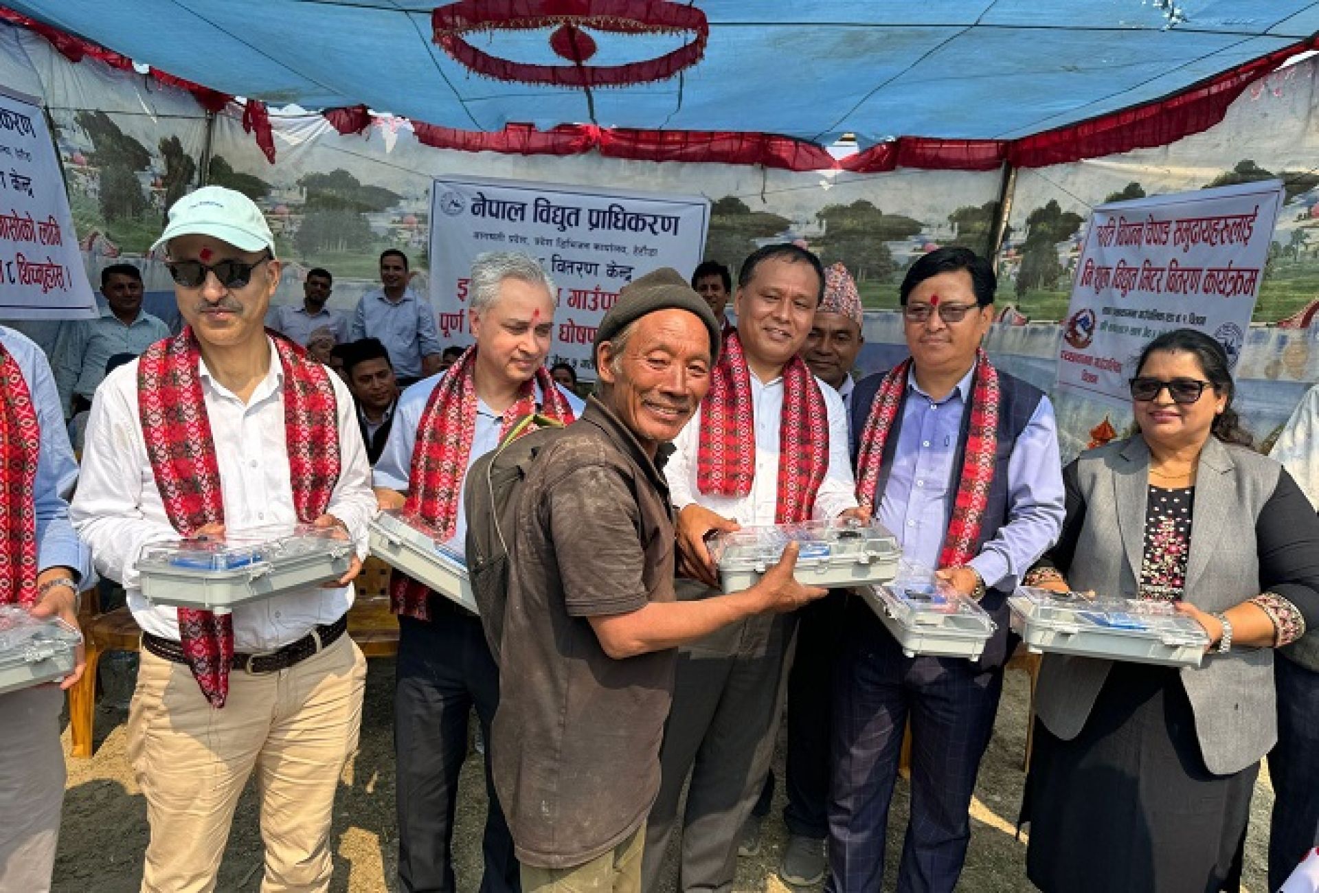 चेपाङ बस्तीमा प्राधिकरणले जब निःशुल्क मिटर बाँड्यो...